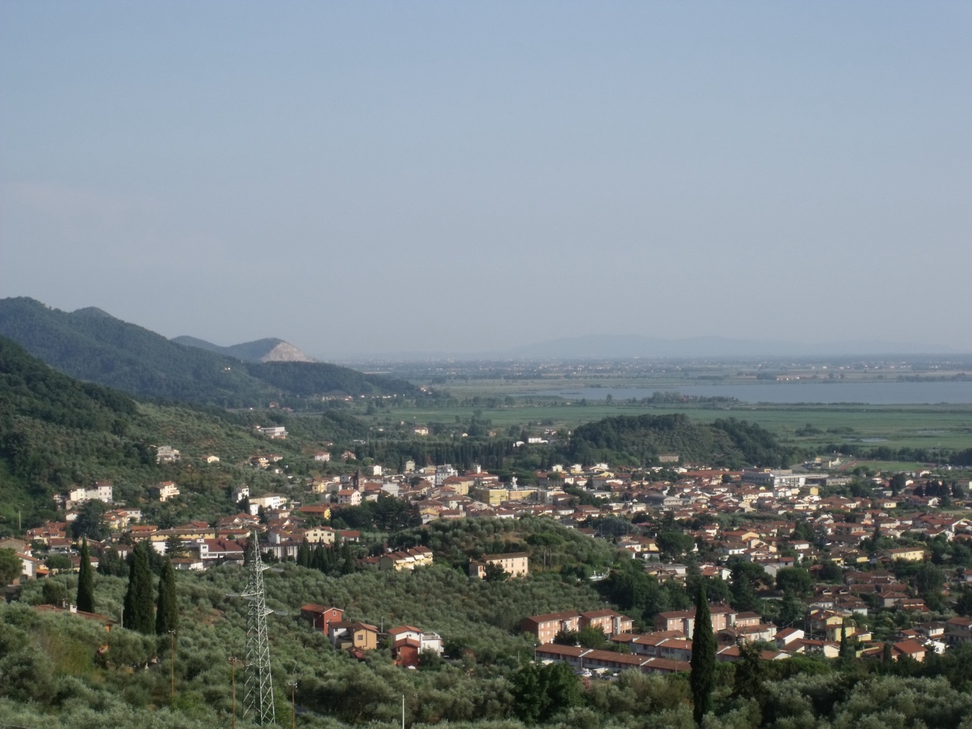 Panorama di Massarosa con il lago sullo sfondo
