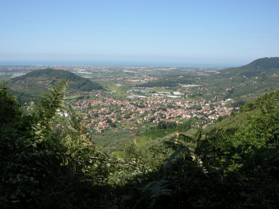 Veduta di Stiava con il lago sullo sfondo