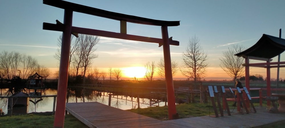 Torii rosso del tempio shintoista di Bozzano